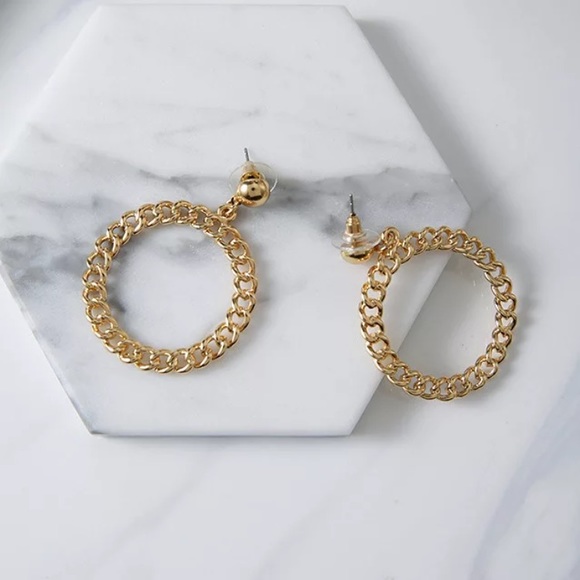 Gold circle chain trending style hoop earrings - Picture 3 of 5